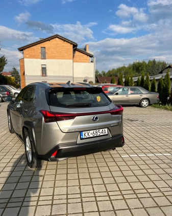 Lexus UX cena 103999 przebieg: 89000, rok produkcji 2021 z Rzeszów małe 562